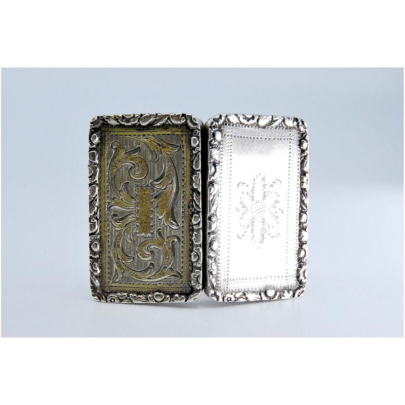 Silver-gold vinaigrette box with book-shaped lid reliefs, Victorian period im Angebot 1