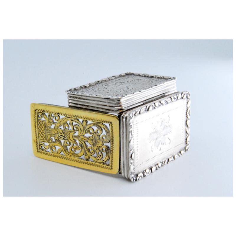 Silver-gold vinaigrette box with book-shaped lid reliefs, Victorian period im Angebot 2