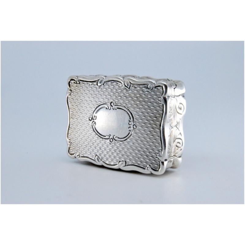 Description: Silver and gold vinaigrette box with friezes and guilloche on the lid, George IV period. Metal: Silver - Gold. Origin: English. Brand: Birmingham. Weight: 25.02 grams. Dimensions: 3.8x1cm. Content: 925/1000(Silver)375/1000(Gold). Assay