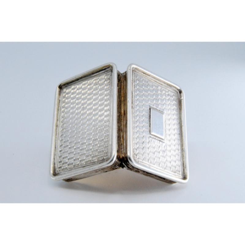 Description: Silver and gold vinaigrette box with friezes and perforation on the lid, from the William IV period. Metal: Silver - Gold. Origin: English. Brand: Birmingham. Weight: 13.78 grams. Dimensions: 3x0.9cm. Content: 925/1000 (Silver) -