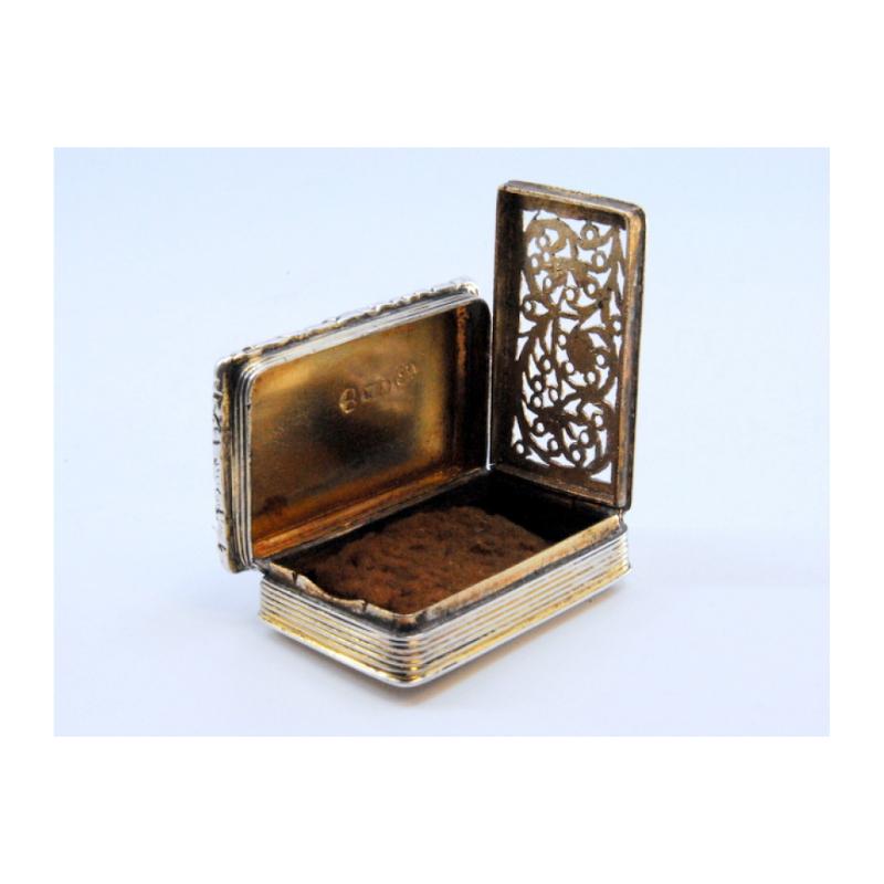 European Silver-gold vinaigrette box with corded lid trim, George IV period For Sale