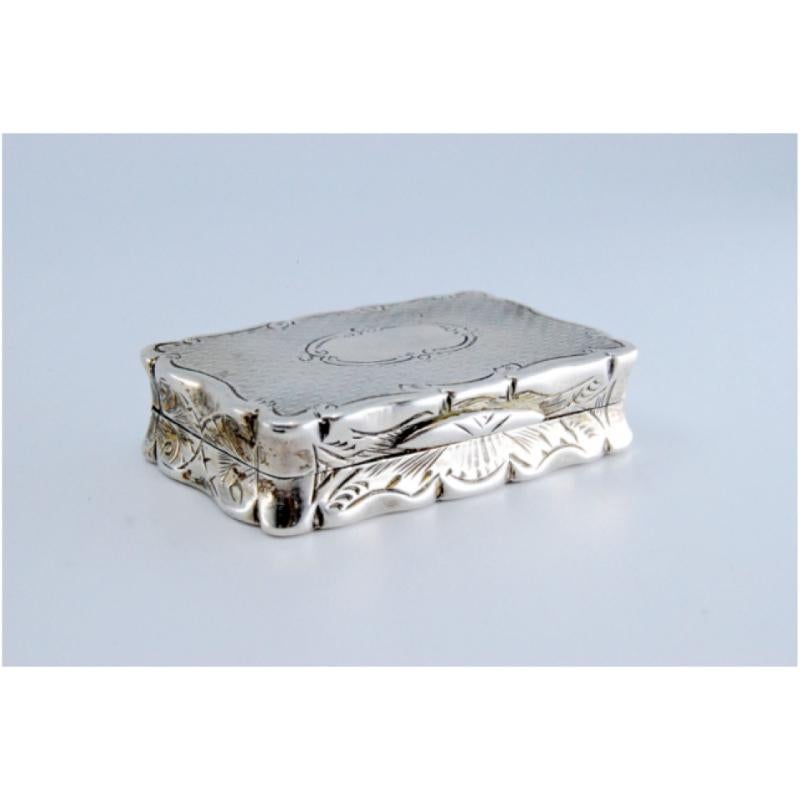 European Silver-gold vinaigrette box with corded lid trim, George IV period For Sale