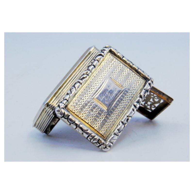 Silver-gold vinaigrette box with corded lid trim, George IV period In Good Condition For Sale In Porto, PT