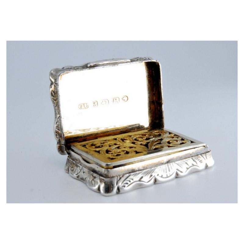 Silver-gold vinaigrette box with corded lid trim, George IV period In Good Condition For Sale In Porto, PT