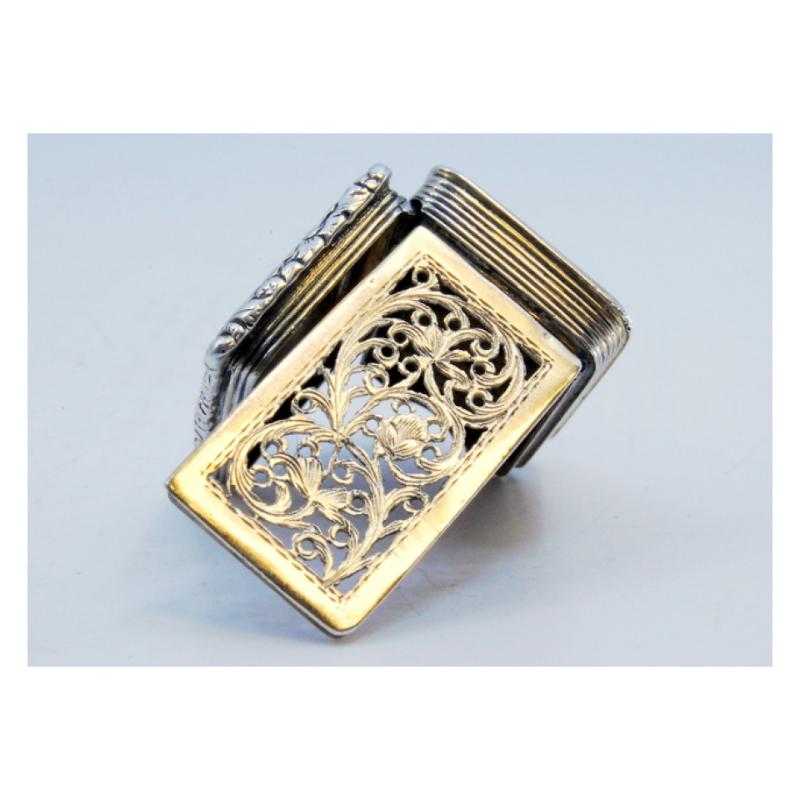 19th Century Silver-gold vinaigrette box with corded lid trim, George IV period For Sale