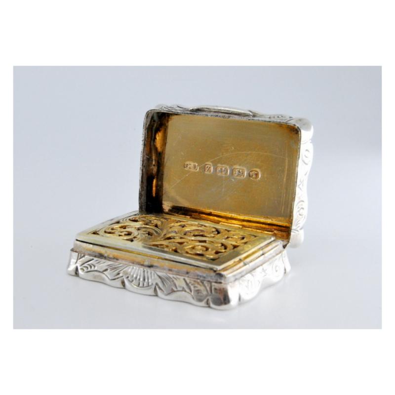 19th Century Silver-gold vinaigrette box with corded lid trim, George IV period For Sale