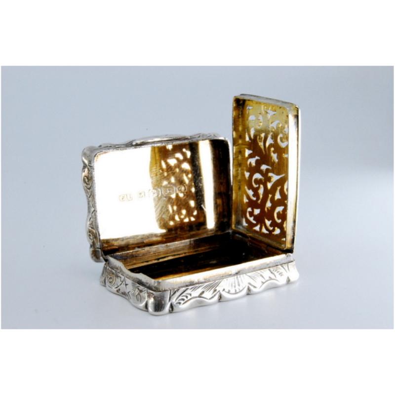 Silver-gold vinaigrette box with corded lid trim, George IV period For Sale 1