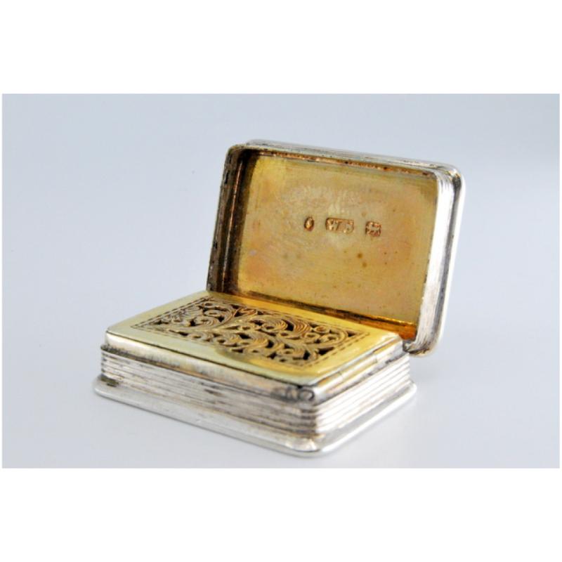 Silver-gold vinaigrette box with corded lid trim, George IV period For Sale 1