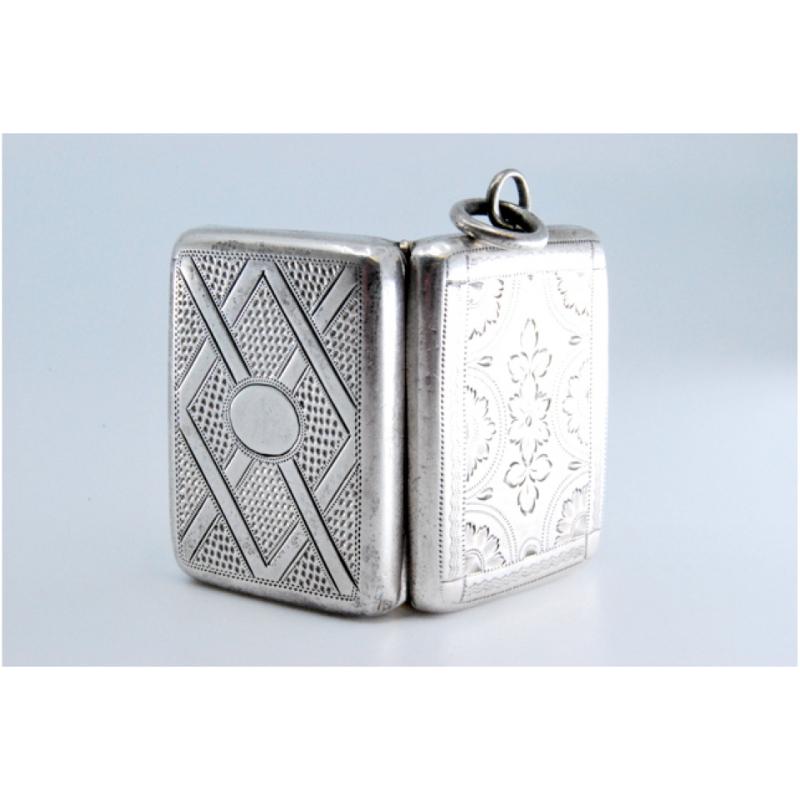 Description: Silver and gold vinaigrette box with diamond-shaped engravings on both sides from the George III period. Metal: Silver - Gold. Origin: English. Brand: London. Weight: 20.25 grams. Dimensions: 3.4x0.8cm. Content: 925/1000 (Silver) -