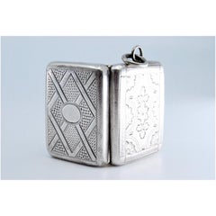 Silver-gold vinaigrette box with diamond-pattern engraving, George III period