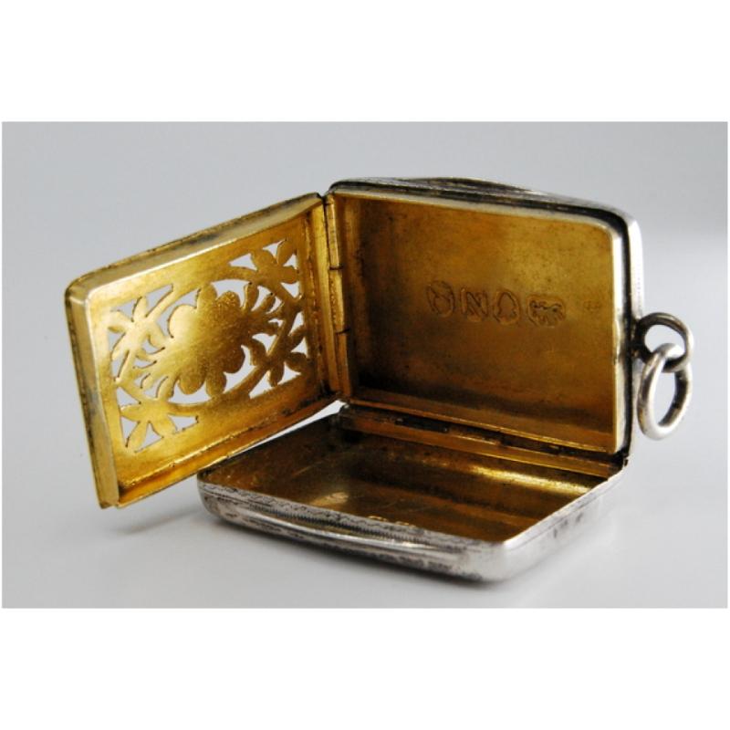 European Silver-gold vinaigrette box with diamond-pattern engraving, George III period For Sale