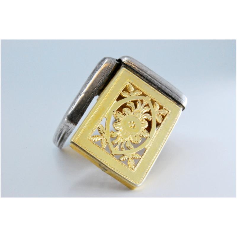 Silver-gold vinaigrette box with diamond-pattern engraving, George III period In Good Condition For Sale In Porto, PT