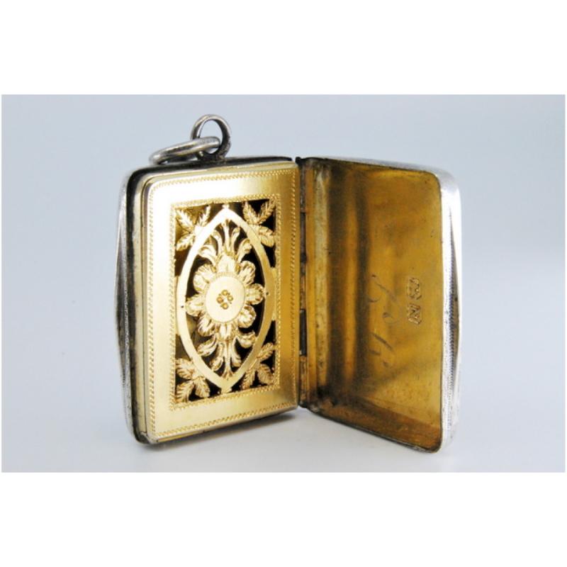 19th Century Silver-gold vinaigrette box with diamond-pattern engraving, George III period For Sale