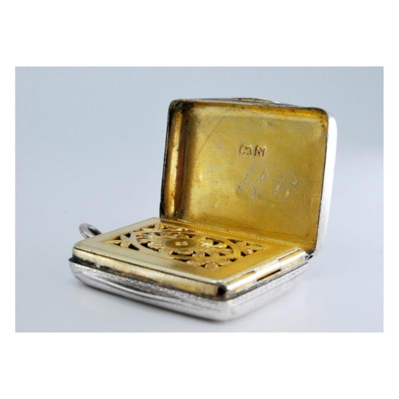 Silver-gold vinaigrette box with diamond-pattern engraving, George III period For Sale 1