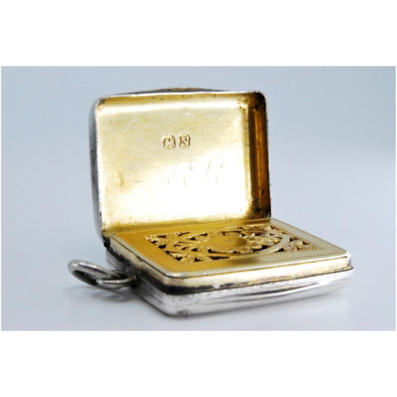 Silver-gold vinaigrette box with diamond-pattern engraving, George III period For Sale 2