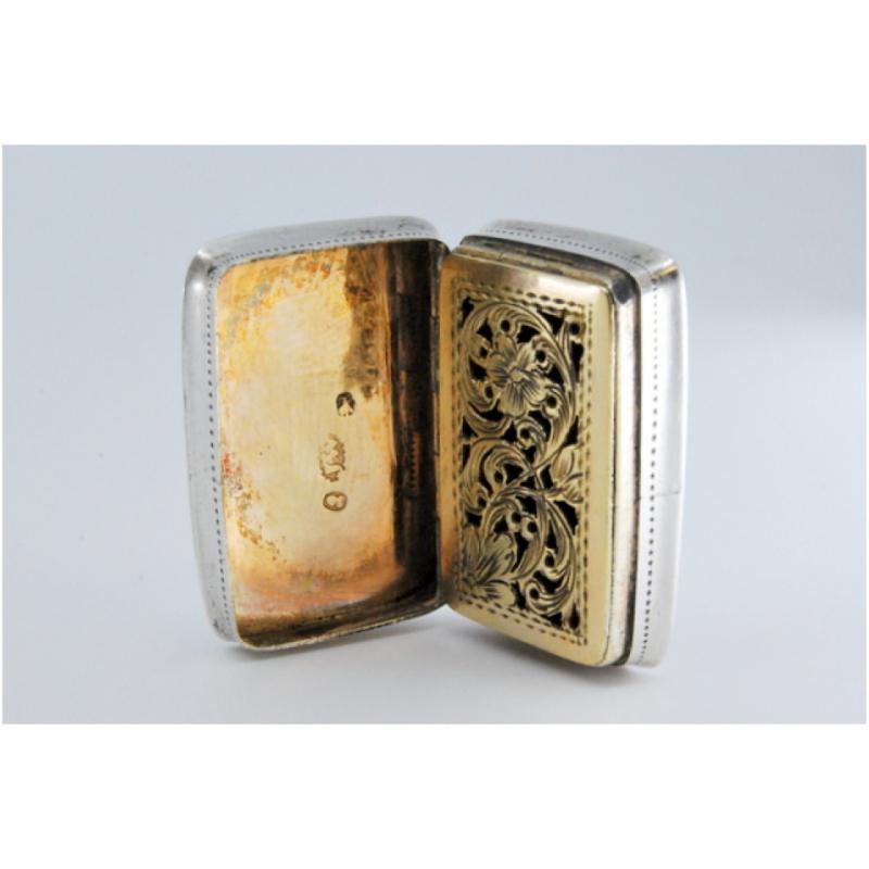 Beschreibung: Vinaigrette-Dose aus Silber und Gold mit Gravuren und Friesen aus der Zeit von Georg IV. Metall: Silber - Gold. Herkunft: Englisch. Marke: Birmingham. Gewicht: 11,36 Gramm. Abmessungen: 3.1x0.8cm. Inhalt: Silber. Prüfzeichen: Ja, 1834