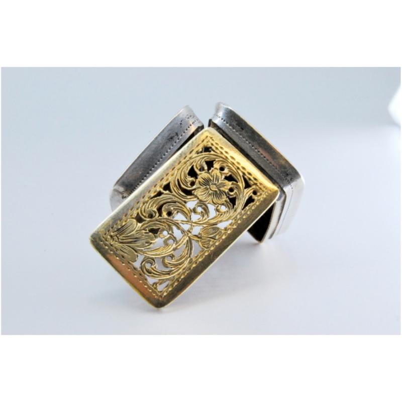 Silver-gold vinaigrette box with engraved friezes, George IV period (Europäisch) im Angebot