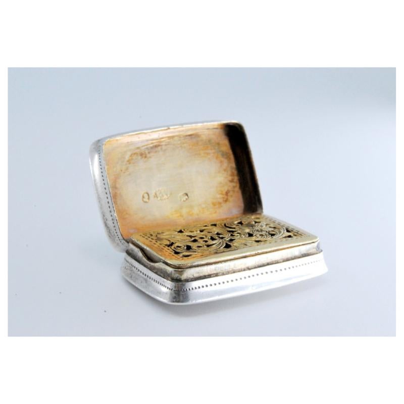 Silver-gold vinaigrette box with engraved friezes, George IV period (19. Jahrhundert) im Angebot