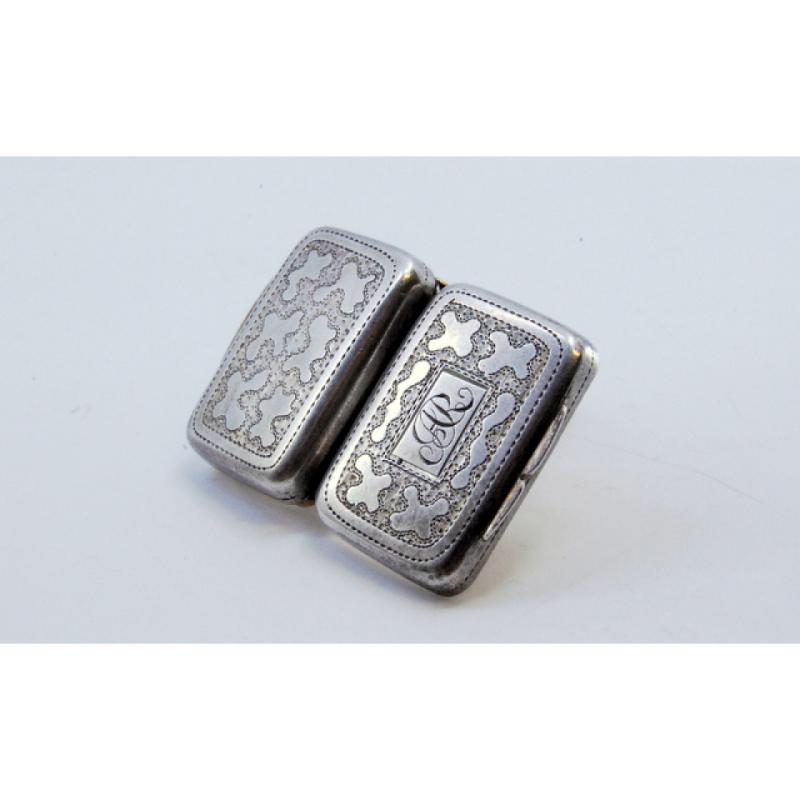 Beschreibung: Vinaigrette-Dose aus Silber und Gold mit Gravur aus der Zeit Georgs III. auf dem Deckel. Metall: Silber. Herkunft: Englisch. Marke: Birmingham. Gewicht: 5.51 Gramm. Abmessungen: 2x1,5cm. Inhalt: 925/1000 (Silber) 375/1000 (Gold).