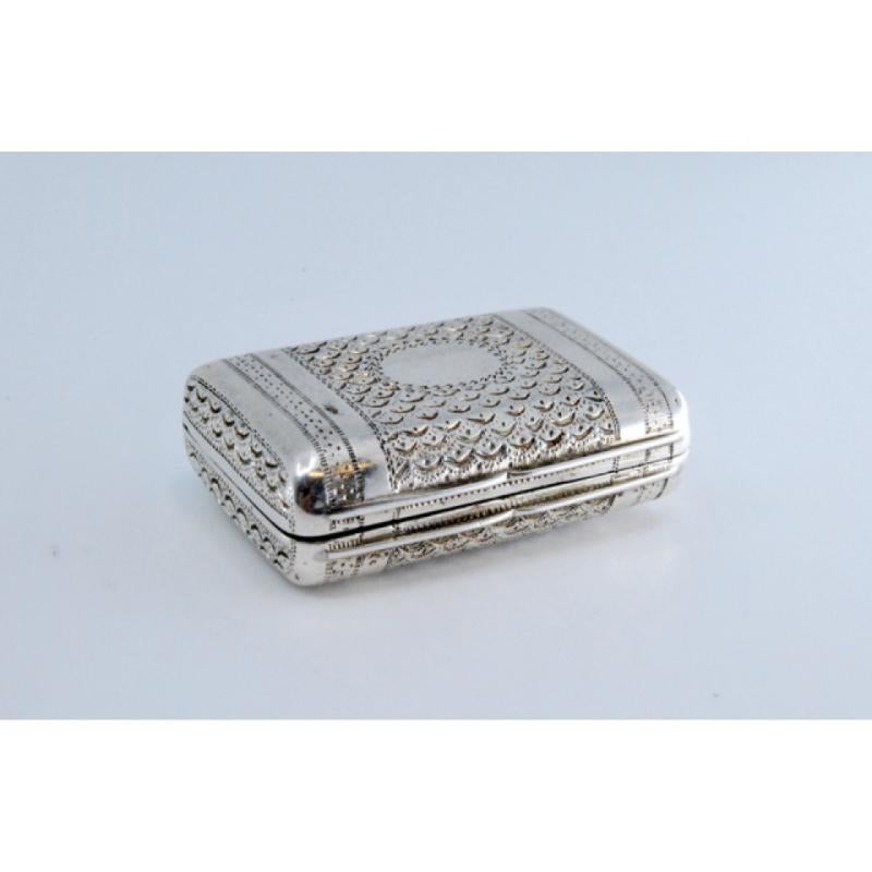 Descripción: Caja vinagrera de plata y oro con grabado de la época de Jorge III en la tapa. Metal: Plata - Oro. Origen: Inglés. Marca: Birmingham. Peso: 14,57 gramos. Dimensiones: 3,2x1cm. Contenido: 925/1000 (Plata) - 375/1000 (Oro). Marca de