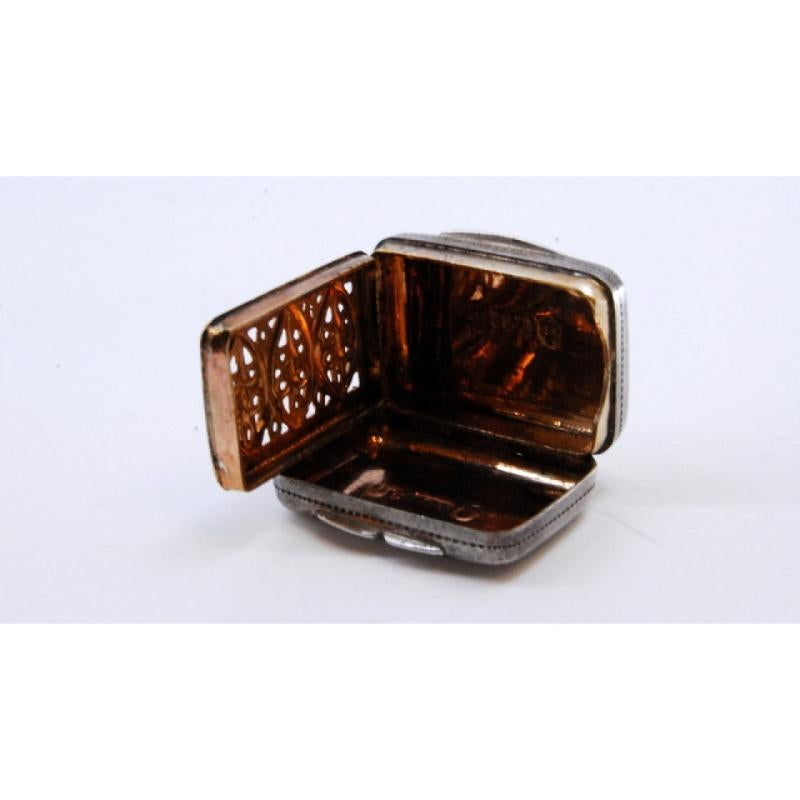 Silver-gold vinaigrette box with engraved lid, George III period (Europäisch) im Angebot