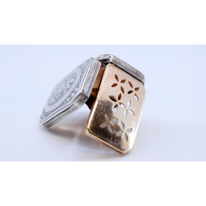 Silver-gold vinaigrette box with engraved lid, George III period Europeo en venta