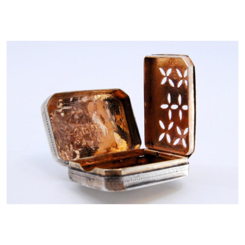 Silver-gold vinaigrette box with engraved lid, George III period en Bueno estado para la venta en Porto, PT