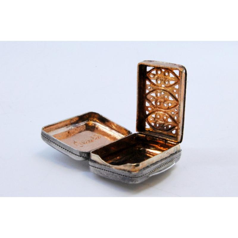 Silver-gold vinaigrette box with engraved lid, George III period (19. Jahrhundert) im Angebot