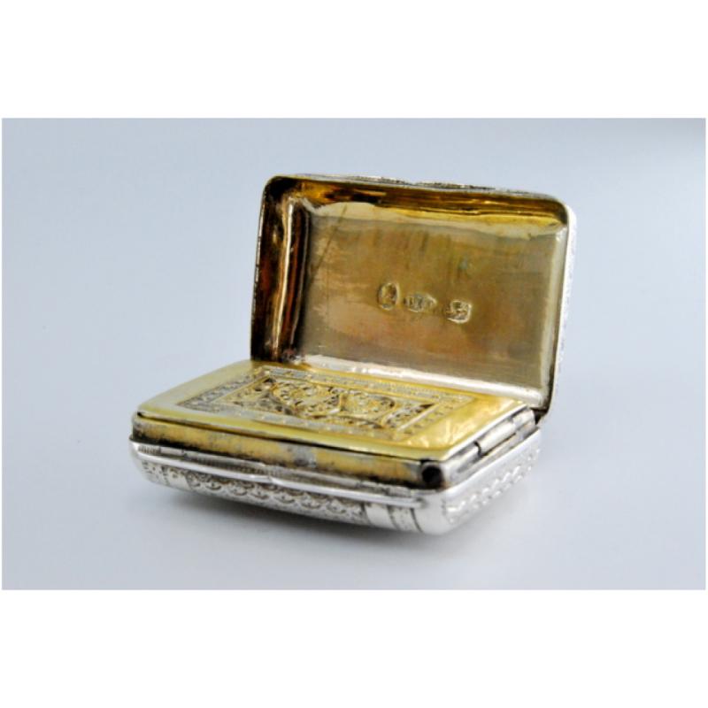 Silver-gold vinaigrette box with engraved lid, George III period siglo XIX en venta