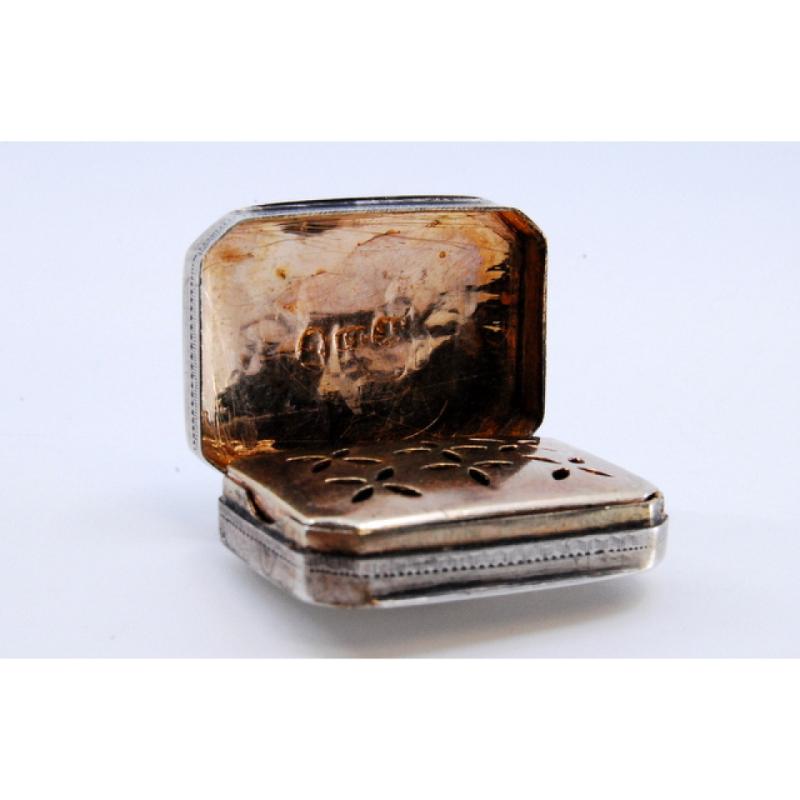 Silver-gold vinaigrette box with engraved lid, George III period siglo XIX en venta