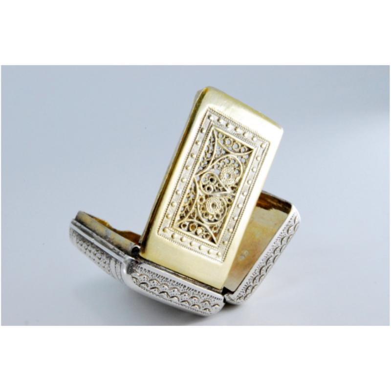 Silver-gold vinaigrette box with engraved lid, George III period en venta 1