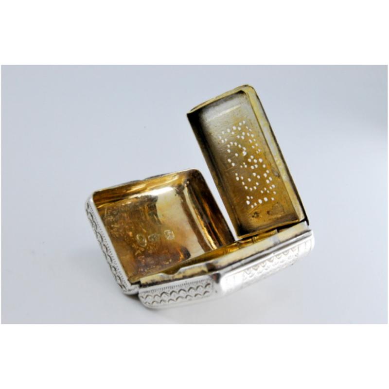 Silver-gold vinaigrette box with engraved lid, George III period en venta 2