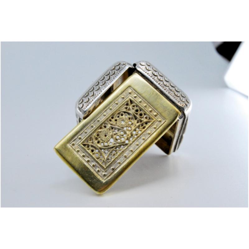 Silver-gold vinaigrette box with engraved lid, George III period en venta 3