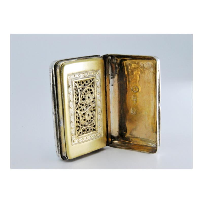 Silver-gold vinaigrette box with engraved lid, George III period en venta 4