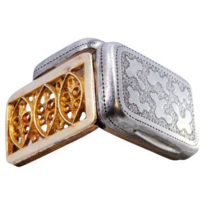 Silver-gold vinaigrette box with engraved lid, George III period