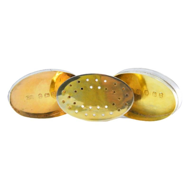 Silver-gold vinaigrette box with engraved lid, George III period