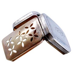 Silver-gold vinaigrette box with engraved lid, George III period