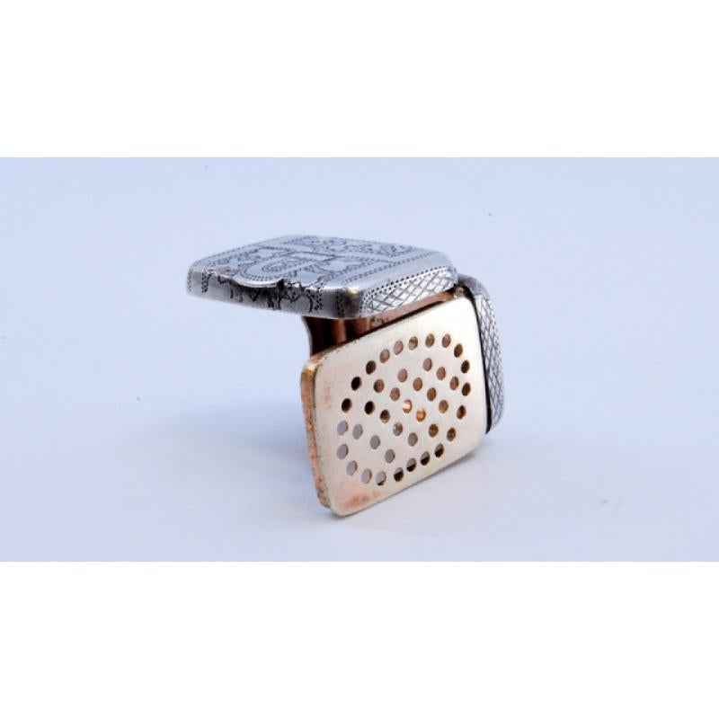 Silver-gold vinaigrette box with engraved lid, George IV period For Sale 5