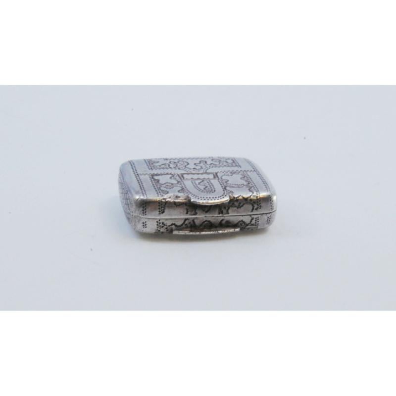 Description: Silver and gold vinaigrette box with George IV period engraving on the lid. Metal: Silver. Origin: English. Brand: Birmingham. Weight: 4.49 grams. Dimensions: 2x1.6cm. Content: 925/1000 (Silver) 375/1000 (Gold). Assay Mark: Yes, 1822 by