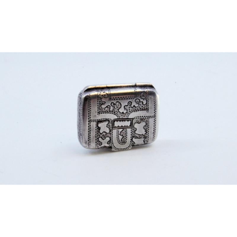 European Silver-gold vinaigrette box with engraved lid, George IV period For Sale