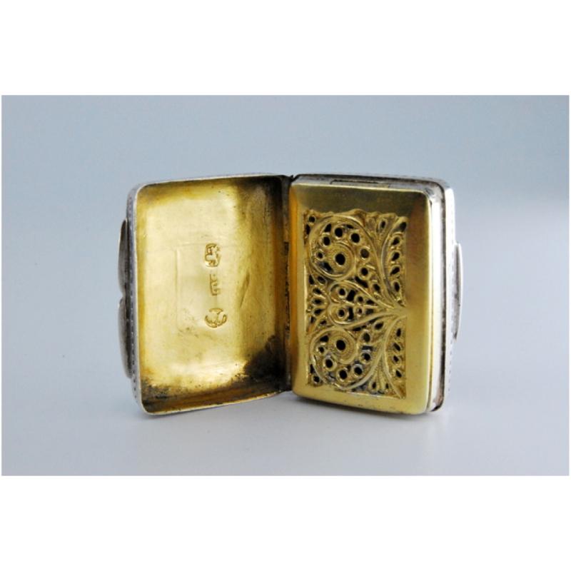 European Silver-gold vinaigrette box with engraved lid, George IV period For Sale