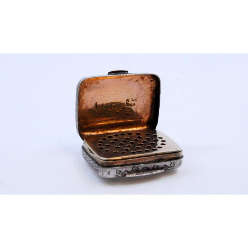 Silver-gold vinaigrette box with engraved lid, George IV period In Good Condition For Sale In Porto, PT