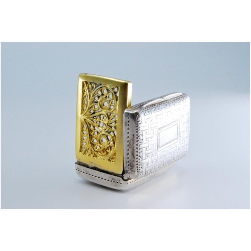 Silver-gold vinaigrette box with engraved lid, George IV period In Good Condition For Sale In Porto, PT