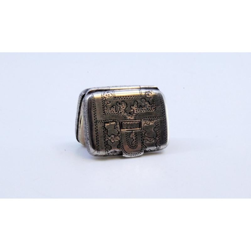 19th Century Silver-gold vinaigrette box with engraved lid, George IV period For Sale