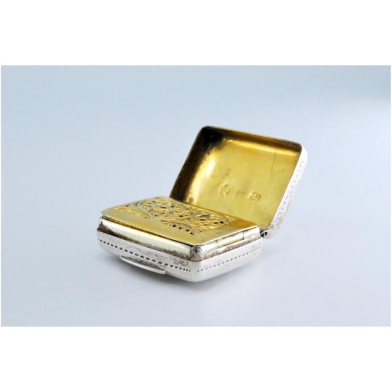 19th Century Silver-gold vinaigrette box with engraved lid, George IV period For Sale