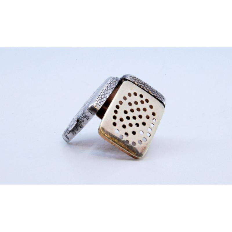Silver-gold vinaigrette box with engraved lid, George IV period For Sale 1