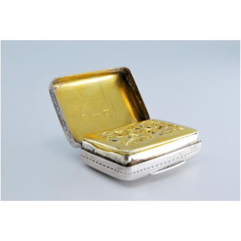 Silver-gold vinaigrette box with engraved lid, George IV period For Sale 1