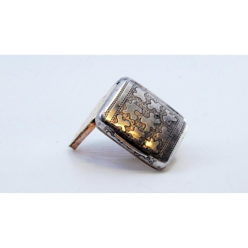 Silver-gold vinaigrette box with engraved lid, George IV period For Sale 2