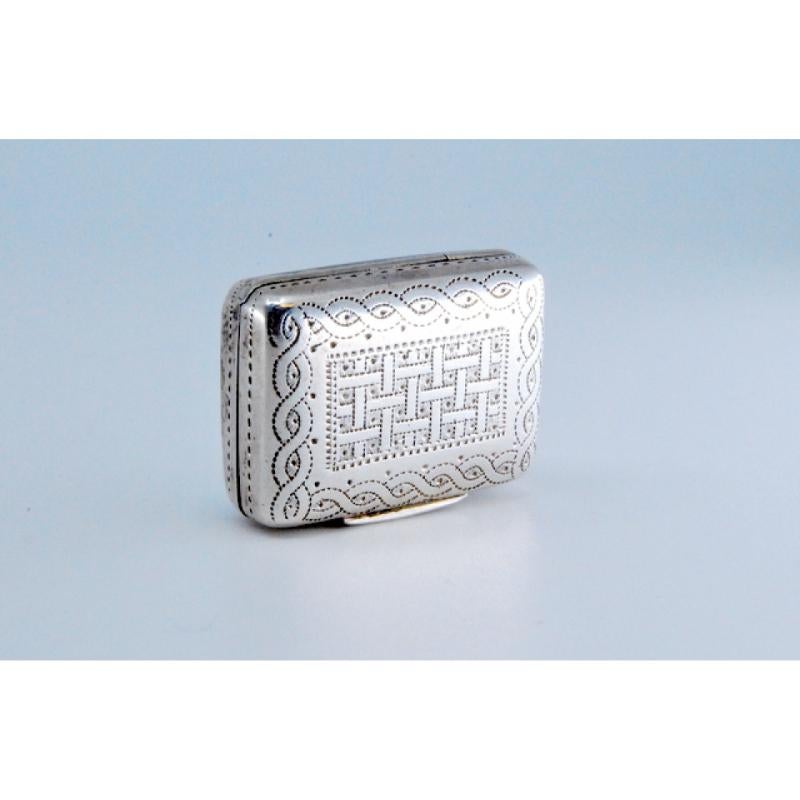 Silver-gold vinaigrette box with engraved lid, George IV period For Sale 2