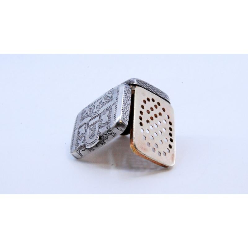 Silver-gold vinaigrette box with engraved lid, George IV period For Sale 3